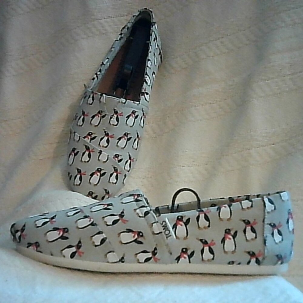 TOMS Penguins with Scarf with Sherpa Lining Alpargatas Size 8